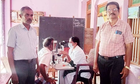 முகாமில் பொதுமக்களுக்கு கண் பரிசோதனை நடைபெற்றபோது எடுத்தபடம்.