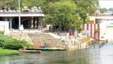பவானி கூடுதுறையில் பக்தர்கள் தர்ப்பணம் செய்து புனித நீராடினர்