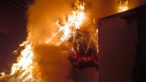 தீயில் எரிந்த வீட்டினை படத்தில் காணலாம்.