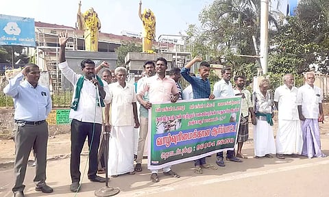 தமிழ்நாடு கள் மற்றும் பனையேறிகள் பாதுகாப்பு சங்கம் சார்பில் ஆர்ப்பாட்டம் நடைபெற்றது.