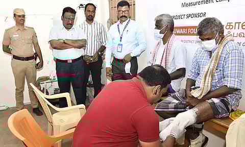 தேனி மாவட்ட மாற்றுத்திறனாளிகள் நல அலுவலகத்தில் செயற்கை கால் வழங்குவதற்கான அளவீட்டு முகாமை கலெக்டர் முரளிதரன் தொடங்கி வைத்தார்.