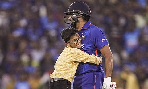 மைதானத்துக்குள் திடீரென அத்துமீறி நுழைந்த சிறுவன் ரோகித் சர்மாவை கட்டி பிடித்த காட்சி.