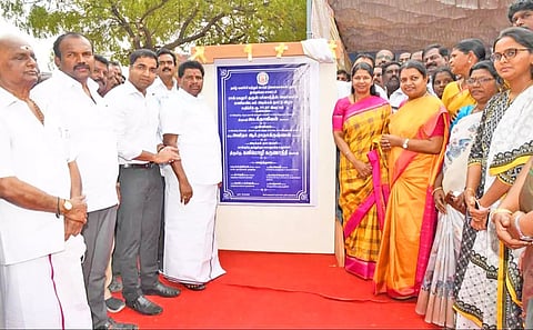 குரூஸ் பர்னாந்து மணிமண்டபம் கட்டுவதற்கு கனிமொழி எம்.பி. அடிக்கல் நாட்டினார். அருகில் அமைச்சர்கள் கீதாஜீவன், அனிதா ராதாகிருஷ்ணன், கலெக்டர் செந்தில்ராஜ், மேயர் ஜெகன் பெரியசாமி உள்ளனர்.