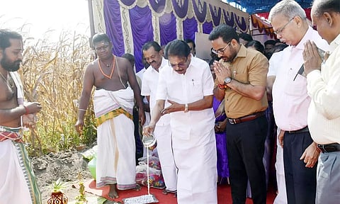 அருப்புக்கோட்டையில் மேற்கு புறவழிசாலை அமைக்கும் பணிக்கு அமைச்சர் சாத்தூர் ராமச்சந்திரன் அடிக்கல் நாட்டினார். அருகில் கலெக்டர் மேகநாதரெட்டி உள்ளார்.