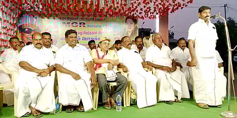 பொதுக்கூட்டத்தில் நகர்மன்ற தலைவர் சுந்தரலிங்கம் பேசியபோது எடுத்த படம். அருகில் செந்தில்நாதன் எம்.எல்.ஏ., நடிகர் சிங்கமுத்து மற்றும் நிர்வாகிகள் உள்ளனர்.
