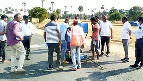 சங்ககிரி அருகே நடைபெற்று வரும் சாலை விரிவாக்கப் பணியை சென்னை- – கன்னியாகுமரி தொழிற்தடத் திட்டம் தலைமை பொறியாளர் செல்வன் ஆய்வு  செய்த காட்சி.