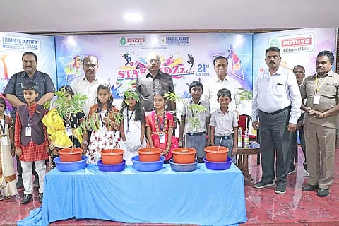 போட்டிகளில் வெற்றி பெற்ற பள்ளி மாணவ, மாணவிகளை ஸ்காட் குழும நிறுவனர் கிளிட்டஸ் பாபு, போத்தீஸ் பொதுமேலாளர் சரவணன், மாவட்ட முதன்மை கல்வி அலுவலர் திருப்பதி உள்ளிட்டோர் பாராட்டி பரிசு வழங்கினர்.