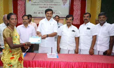 அமைச்சர் மு.பெ.சாமிநாதன் விலையில்லா வீட்டுமனை பட்டா வழங்கிய காட்சி.