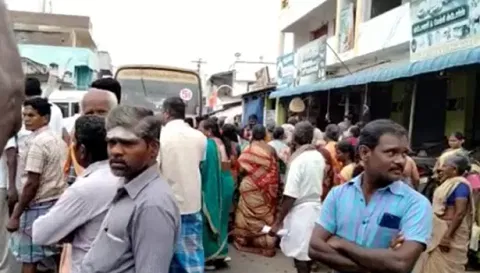 பொதுமக்கள் மறியலில் ஈடுப்பட்ட காட்சி.