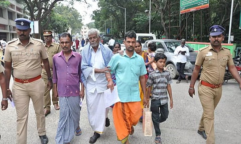 தீக்குளிக்க முயன்ற முதியவர்கள் 2 பேரை படத்தில் காணலாம்.