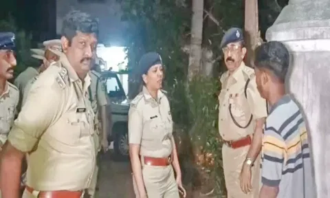 கொலை நடந்த இடத்தில் விசாரணை நடத்தும் போலீசார்.