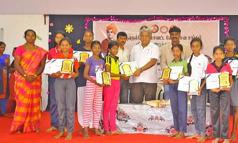 போட்டியில் வெற்றி பெற்ற மாணவ- மாணவிகளுக்கு பள்ளி தாளாளர் மரிய சூசை பரிசு வழங்கிய காட்சி.
