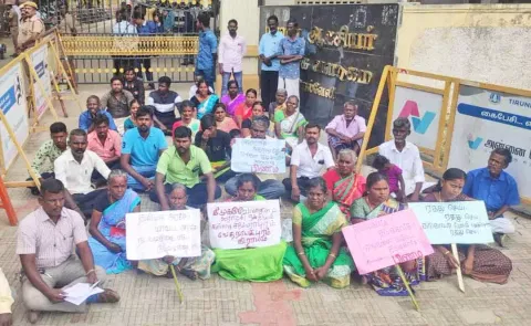 கலெக்டர் அலுவலகத்தில் தர்ணா போராட்டத்தில் ஈடுபட்ட பொது மக்கள்.