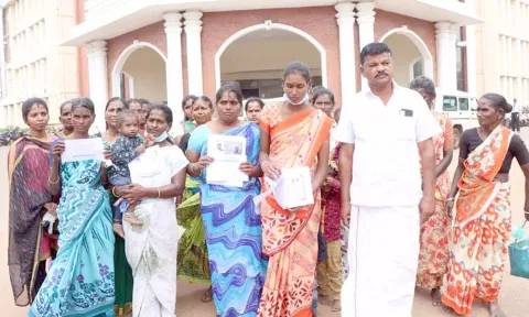 கலெக்டர் அலுவலகத்தில் மனு கொடுத்த கீழகோவில்பத்து பகுதி மக்கள்.