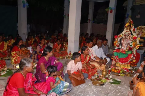 பிரகதீஸ்வரர் கோவிலில் உலக அைமதி ேவண்டி  நடந்த 108 திருவிளக்கு பூைஜயில் கலந்து கொண்டவர்களை படத்தில் காணலாம்.&nbsp;