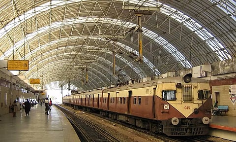 வயதானவர்கள், மாற்றுத் திறனாளிகள் செல்ல 20 புறநகர் ரெயில் நிலையங்களில் லிப்ட் வசதி