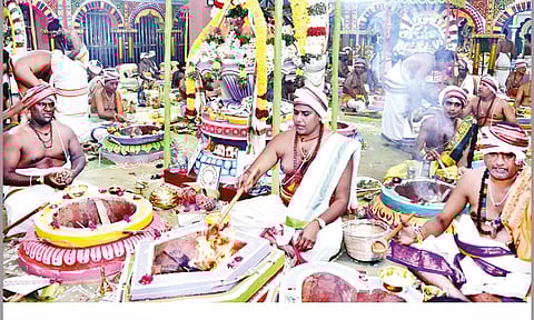 பழனி கார்த்திகை மண்டபத்தில் யாகசாலை பூஜை நடந்தபோது எடுத்த படம்.