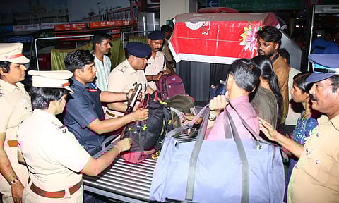 சென்ட்ரல் ரெயில் நிலையத்தில் பயணிகளிடம் தீவிர சோதனை நடத்தப்பட்ட காட்சி.