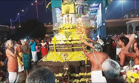 கொடியேற்றப்பட்டு தீபாராதனை நடந்தபோது எடுத்த படம்.