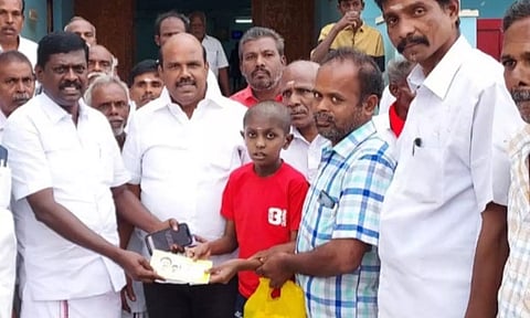 சிறுவனின் சிகிச்சைக்கு சிவபத்மநாதன் நிதியுதவி அளித்த காட்சி.