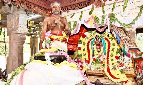கோமுக்தீஸ்வரர் கோவிலில் பொற்கிழி வழங்கும் விழா நடந்தது.