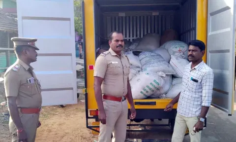 கடத்தி வரப்பட்ட ரேஷன் அரிசி மூட்டைகளை போலீசார் பறிமுதல் செய்தனர்.