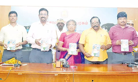 ஒன்வொன்றும் உதவிடும் உங்களுக்கு எனும் நூலை கலெக்டர் தினேஷ்பொன்ராஜ் ஆலிவர் வெளியிட்டார்.