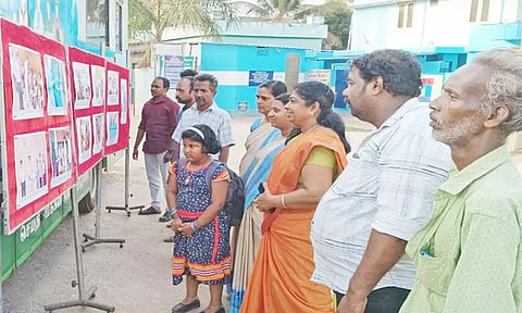 புதுக்கடை பஸ் நிலையத்தில் தமிழக அரசின் சாதனைகள், திட்டங்கள் குறித்த புகைப்பட கண்காட்சியை பொதுமக்கள் பார்வையிட்டனர்.