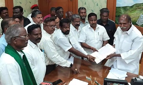 முதல்-அமைச்சர் ரங்கசாமியிடம் நேரு எம்.எல்.ஏ. தலைமையில் போராட்ட குழுவினர் மனு அளித்த காட்சி.