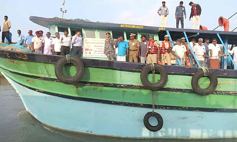 விசைபடகில் சென்று மீனவர்களுக்கு துண்டு பிரசுரம் வழங்கப்பட்டது.