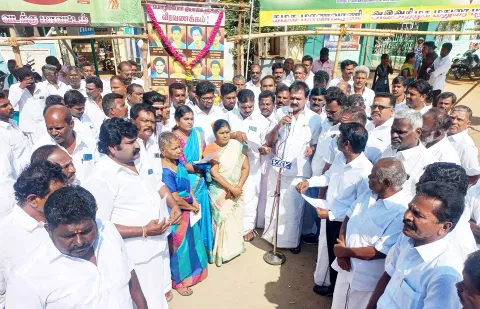 ஒத்தக்கடையில் அ.தி.மு.க. ஓ.பி.எஸ். அணி சார்பில் மொழிப்போர் தியாகிகளுக்கு மரியாதை ெசலுத்தப்பட்டது.