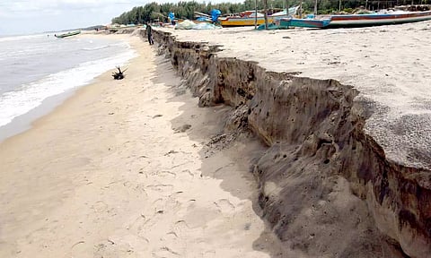 மடவாமேடு கிராம பகுதியில் கடல் அரிப்பு ஏற்பட்டுள்ளது.
