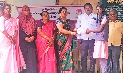 பேரூராட்சி தலைவர் மணிமேகலை ஆனந்த் மாணவிகளுக்கு பாதுகாப்பு தொடர்பான கையேடு வழங்கிய காட்சி.