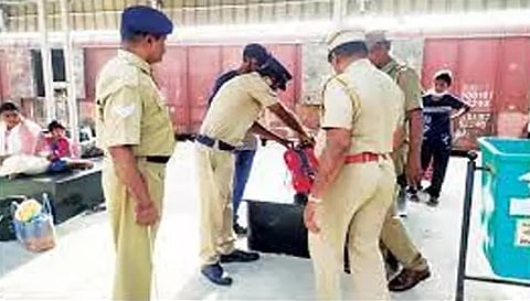 குடியரசு தின விழாவையொட்டி ெரயில் நிலையத்தில் போலீசார் சோதனை