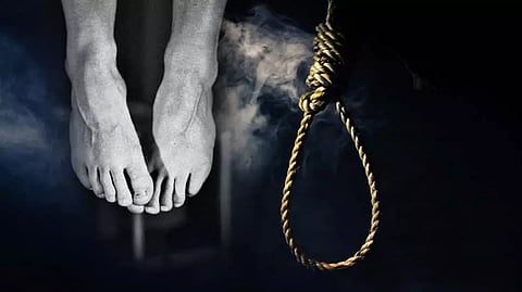 தூக்கில் பிணமாக தொங்கியது மருத்துவ கல்லூரி மாணவர்