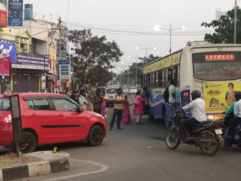சுந்தராபுரம் பஸ் நிறுத்தத்தில் நிழற்குடை மைக்கப்படுமா? பொதுமக்கள் எதிர்பார்ப்பு
