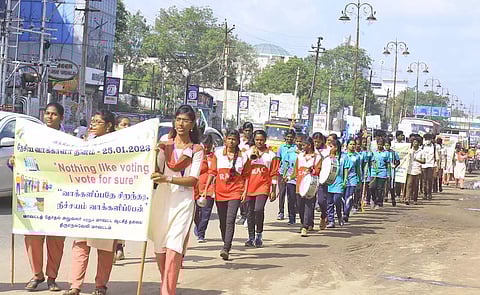 மாணவ- மாணவிகள் வாக்காளர் தின விழிப்புணர்வு பேரணி சென்ற போது எடுத்த படம்.