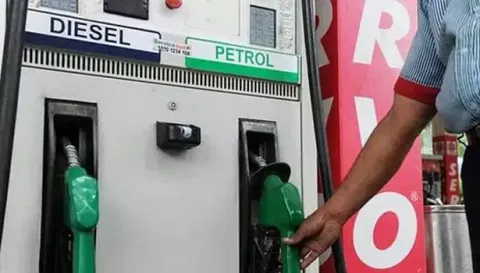 பெட்ரோல் பங்க் மீது கல்வீச்சு