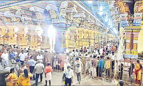 மூன்றாம் பிரகாரத்தின் குறுக்கே தடுப்பு கம்பிகள் வைத்து மூடப்பட்டுள்ளதை படத்தில் காணலாம்.