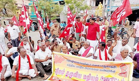தொழிற்சங்கங்கத்தினர் மறியல்