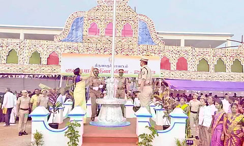 திருவாரூர் விளையாட்டு அரங்கில் குடியரசு தினத்தை முன்னிட்டு தேசியக் கொடியினை மாவட்ட கலெக்டர் காயத்ரி கிருஷ்ணன் ஏற்றினார்.