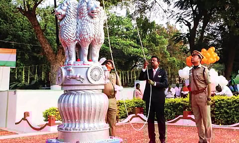 தஞ்சை ஆயுதப்படை மைதானத்தில் இன்று குடியரசு தினவிழாவை முன்னிட்டு கலெக்டர் தினேஷ்பொன்ராஜ் ஆலிவர் தேசியக்கொடி ஏற்றினார்.