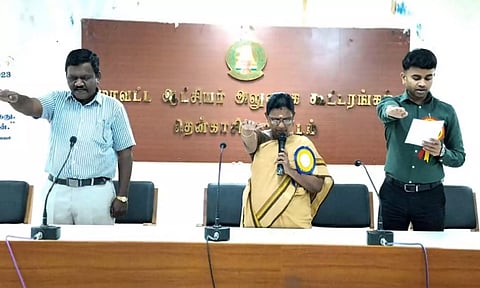 வருவாய் அலுவலர் பத்மாவதி தலைமையில் வாக்காளர் உறுதிமொழி ஏற்கப்பட்டது.