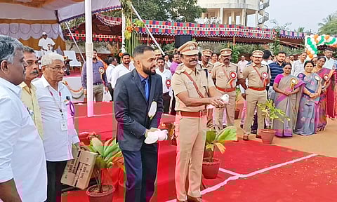 கலெக்டர் ஆகாஷ் தேசிய கொடியேற்றி புறாக்களை பறக்கவிட்ட காட்சி.