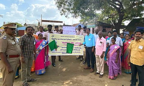 பேரணியில் கல்லூரி முதல்வர் கொடியசைத்து தொடங்கி வைத்த காட்சி.