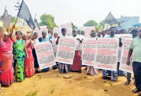 கூட்டத்தை புறக்கணித்து போராட்டத்தில் ஈடுபட்ட பொதுமக்கள்.