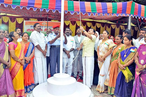 மாநகராட்சி அலுவலகத்தில் மேயர் சரவணன் தேசியகொடியேற்றிய காட்சி. அருகில் துணை மேயர் கே.ஆர்.ராஜூ, கமிஷனர் சிவகிருஷ்ணமூர்த்தி மற்றும் பலர் உள்ளனர்.