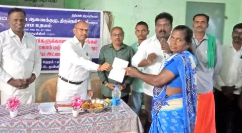 அமைப்பு சாரா தொழிலாளர் நல வாரிய அடையாள அட்டை வழங்கப்பட்டது.