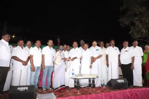 மொழிப்போர் தியாகிகளின் குடும்பத்தினருக்கு நலத்திட்ட உதவிகளை&nbsp; எம்.எல்.ஏ. வழங்கியதை படத்தில் காணலாம்.