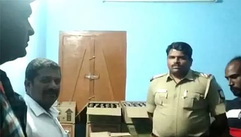 தம்மம்பட்டியில் வீட்டில் பதுக்கிய மதுபாட்டில்கள் பறிமுதல் செய்யப்பட்ட காட்சி.